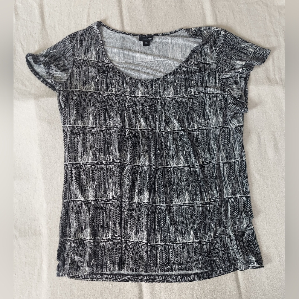 East 5th black and white printed short sleeve blouse size XL